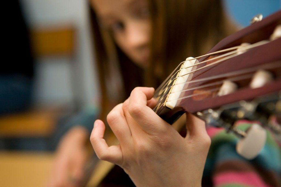 As crianças estão programadas para aprender — mas isso não significa que os adultos não sejam capazes — Foto: BBC News fonte