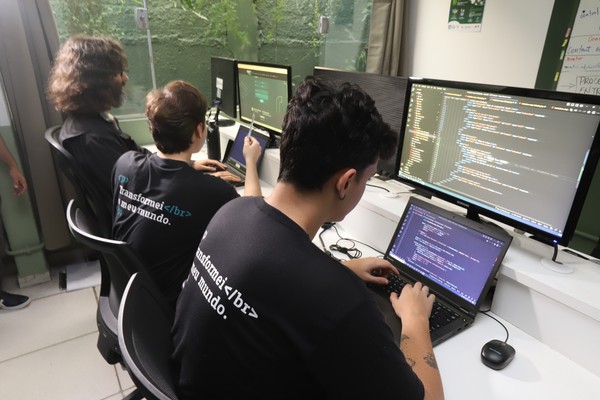 Escola de programação paga para aluno estudar e garante emprego em ...