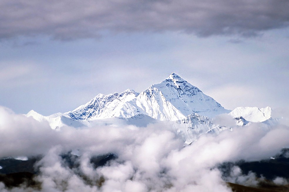 Por US$ 218,4 mil (R$ 1 milhão), os milionários e bilionários podem escalar o Monte Everest, na Cordilheira do Himalaia — Foto: Getty Images