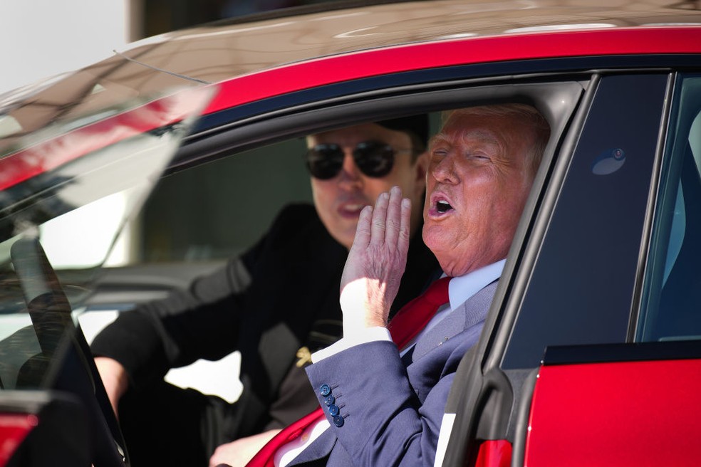 Trump em seu novo Tesla ao lado de Elon Musk — Foto: Andrew Harnik/Getty Images