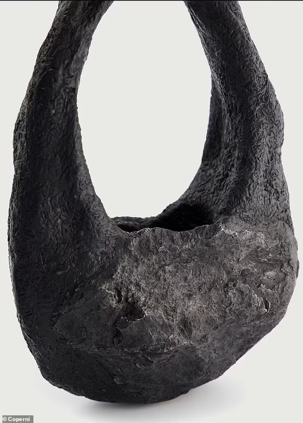 Bolsa foi confeccionada com rocha que caiu na Terra há 55 mil anos  — Foto: Coperni/Divulgação 