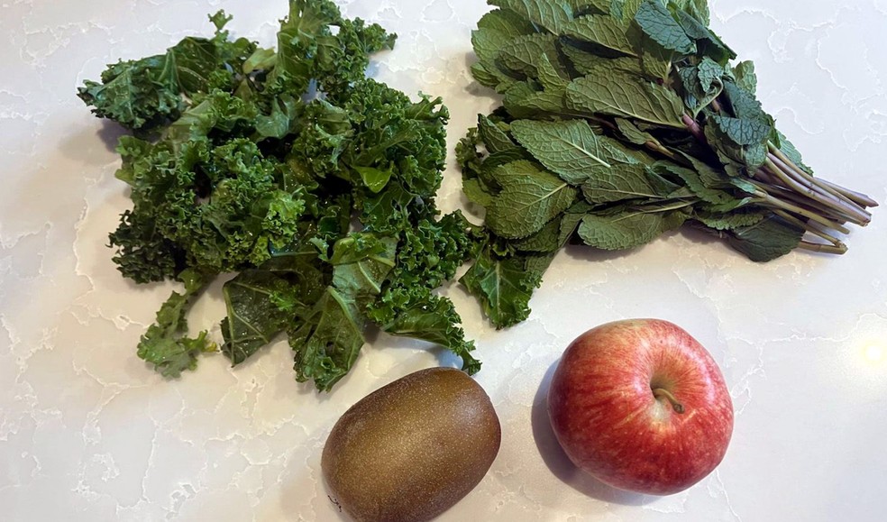 A nova dieta de Hugh inclui sucos feitos com kiwi, maçã, couve e folhas de hortelã — Foto: BBC News fonte