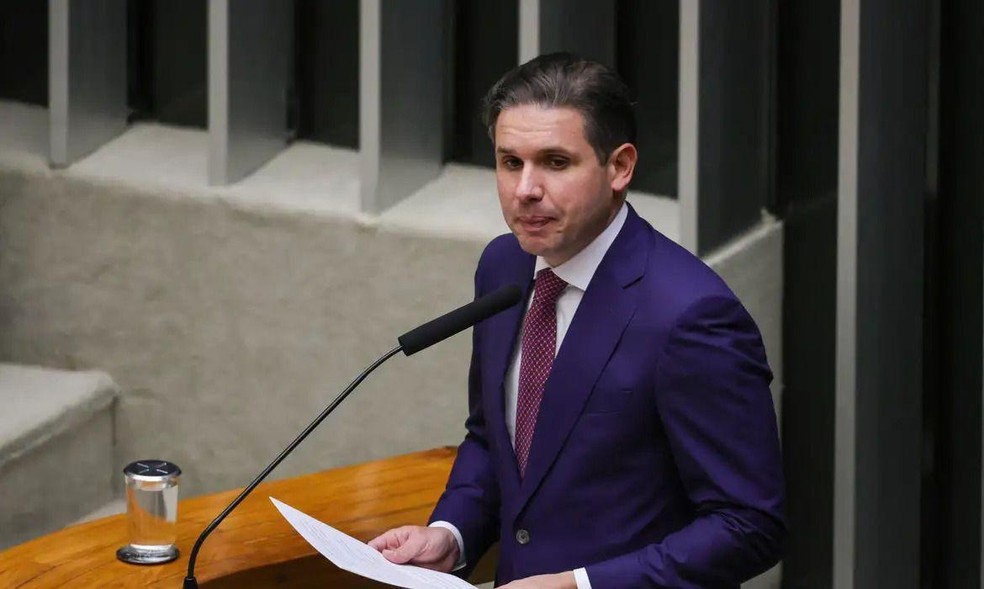 'Devemos acelerar o debate sobre a PEC 6x1, com equilíbrio e responsabilidade, ouvindo trabalhadores e empregadores', disse Hugo Motta na segunda-feira (2/2) — Foto: BBC News fonte