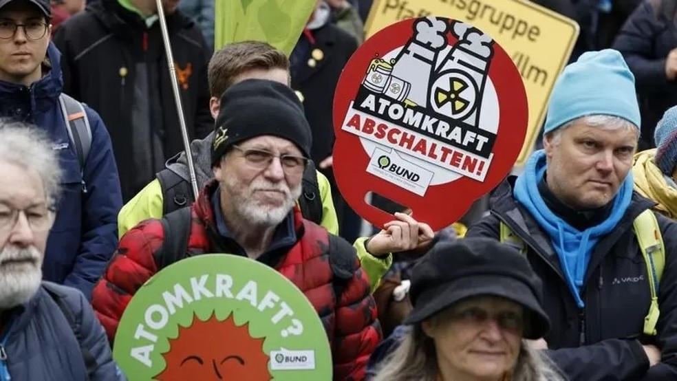 Manifestantes protestam contra energia nuclear em Munique — Foto: MICHAELA REHLE/EPA-EFE/REX/SHUTTERSTOCK via BBC