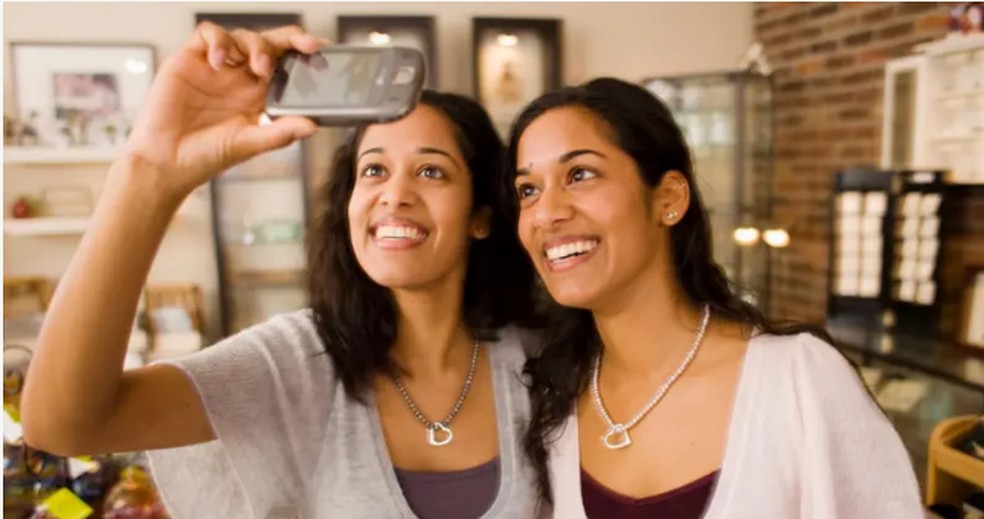 O fascínio e o encanto em torno de duas pessoas que são indivíduos distintos, mas surpreendentemente parecidos, inspirou mitologias antigas, além de obras da música, do cinema e da literatura — Foto: Jim Craigmyle/Getty Images via BBC News