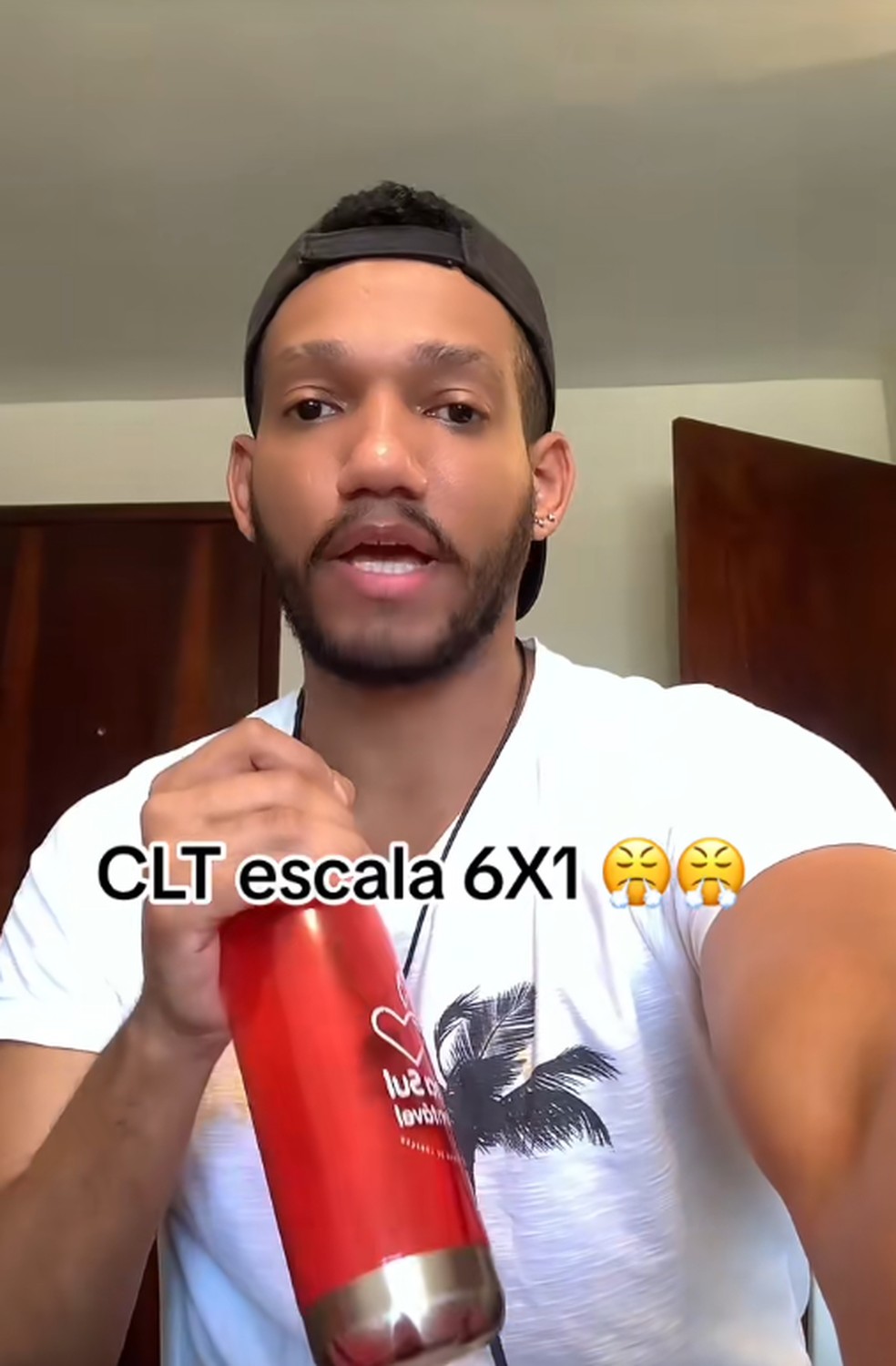 'Estou querendo saber quando nós, da classe trabalhadora, iremos fazer uma revolução nesse país relacionada à escala 6x1?', questionava Rick Azevedo, em vídeo que viralizou no TikTok, postado em 13 de setembro de 2023 — Foto: BBC News fonte