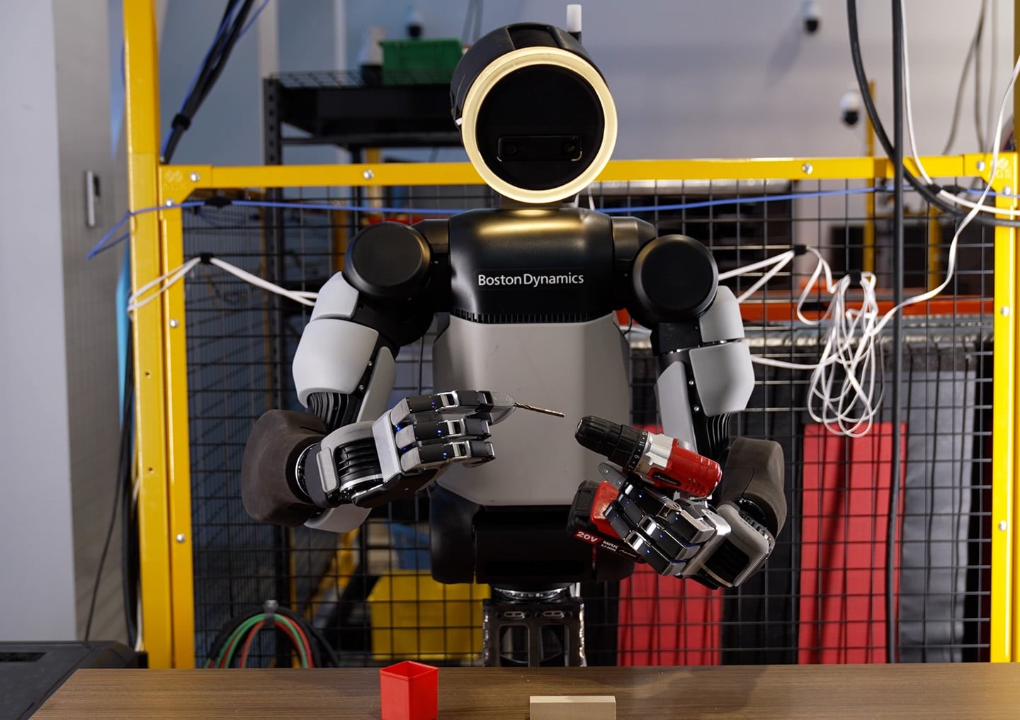 Por que esse robô só tem quatro dedos? Boston Dynamics explica mudança no Atlas, que é voltado para fábricas - Foto