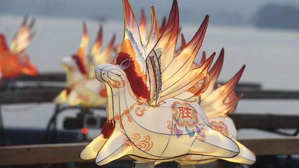 Barcos decorados com lanternas iluminadas em forma de cavalo — Foto: BBC News fonte