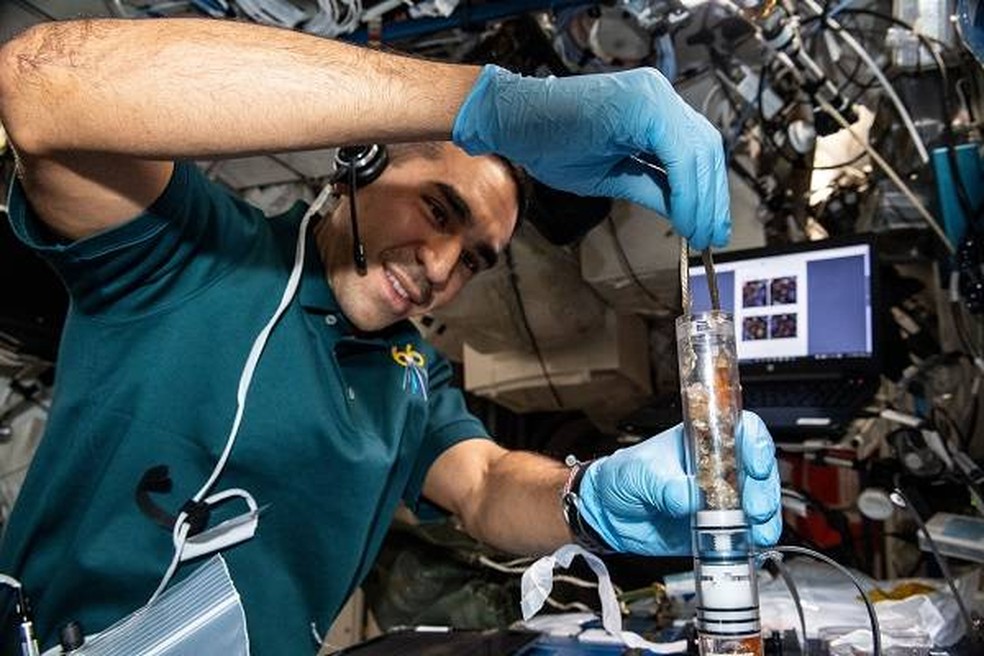  Raja Chari em pesquisa na ISS — Foto: NASA