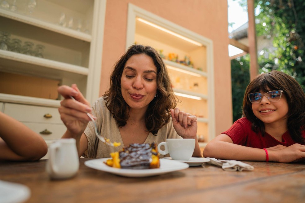 Restaurantes costumam oferecer a sobremesa antes dos hormônios do corpo produzirem a sensação de saciedade — Foto: BBC News fonte