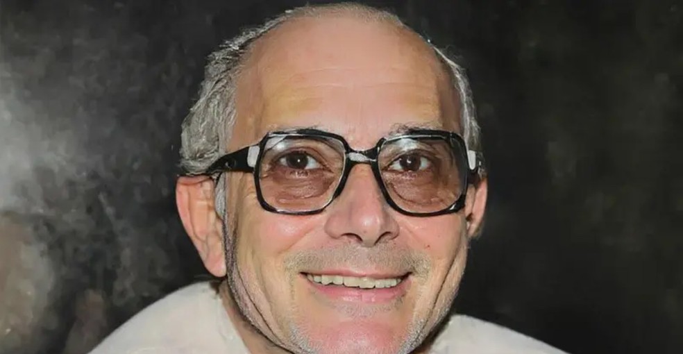 Nem mesmo a esposa dele soube, até depois de sua morte, sua verdadeira identidade. (Versão colorizada com IA de uma foto de Refaat Al-Gammal nos anos 1970) — Foto: Dominio Público/BBC