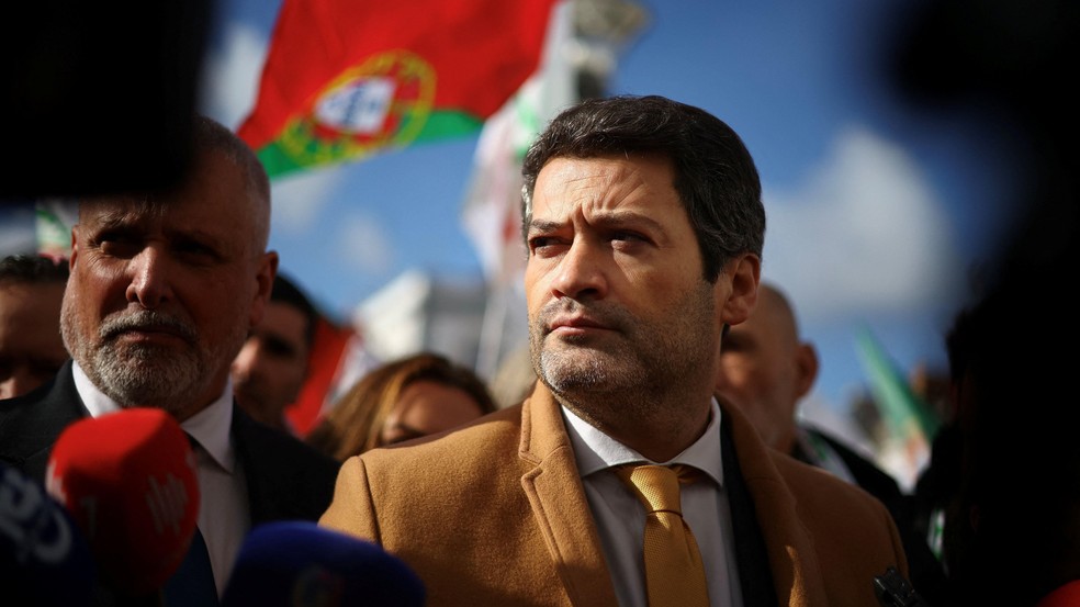 André Ventura, candidato da direita radical e com discurso anti-imigração,  aparece na frente das pesquisas — Foto: BBC News fonte