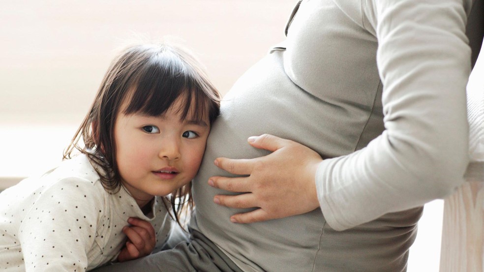 Os pesquisadores identificaram mudanças no cérebro que podem preparar a mulher para as exigências de cuidar de mais de um filho ao mesmo tempo — Foto: BBC News fonte