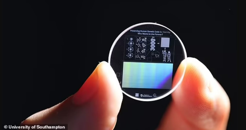 Cientistas armazenaram dados sobre o ser humano em um cristal praticamente indestrutível — Foto: Universidade de Southampton