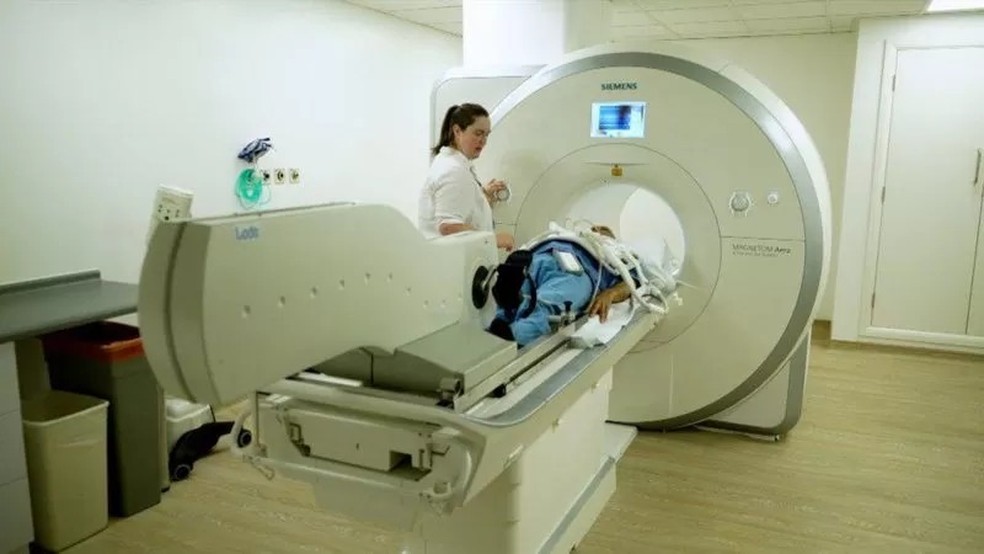 Comecei com uma ressonância magnética, feita após praticar um pouco de exercício leve. — Foto: BBC News