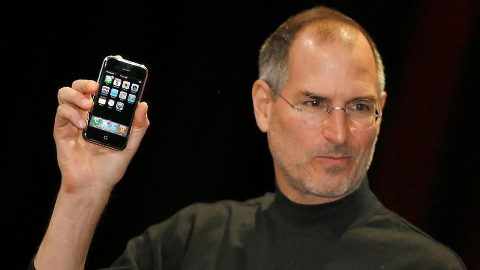 'iPod, telefone e comunicador via internet': Steve Jobs apresentou a primeira versão para o mundo em 2007 — Foto: BBC News