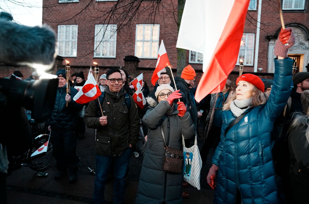 Manifestação da Groenlândia em frente à embaixada dos EUA em Copenhague, 14 de janeiro de 2026 — Foto: BBC News fonte