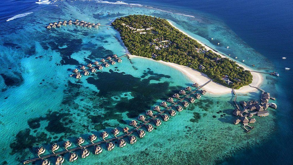 Resorts de luxo, como o Six Senses Laamu, ficam em ilhas particulares. Sua diária pode custar mais de US$ 1 mil (cerca de R$ 5,4 mil). — Foto: BBC News fonte