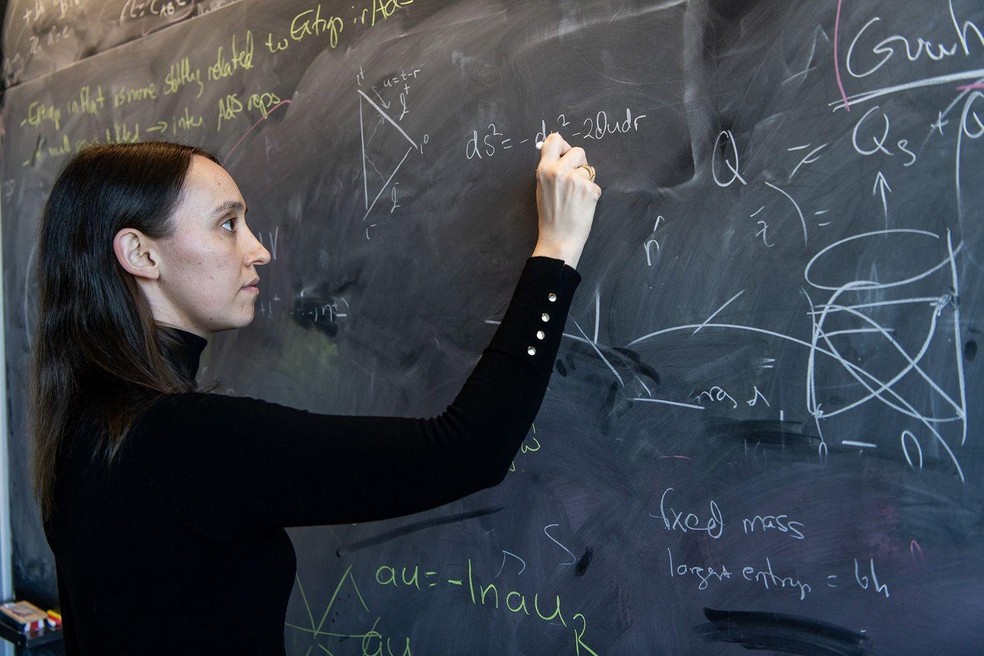 Pasterski entrou no MIT aos 17 anos e, em 2021, integrou o Instituto Perimeter, um dos principais centros de pesquisa dedicados à física no mundo — Foto: BBC News fonte