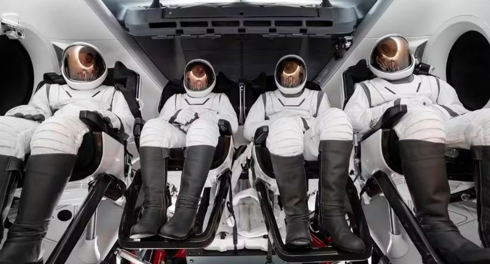 Os testes do novo traje que será utilizado na missão Polaris Dawn foram realizados em câmara de vácuo — Foto: Divulgação
