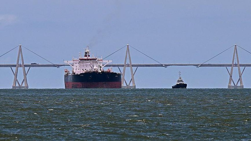 Navios petroleiros aguardam carregamento no lago de Maracaibo — Foto: BBC News fonte