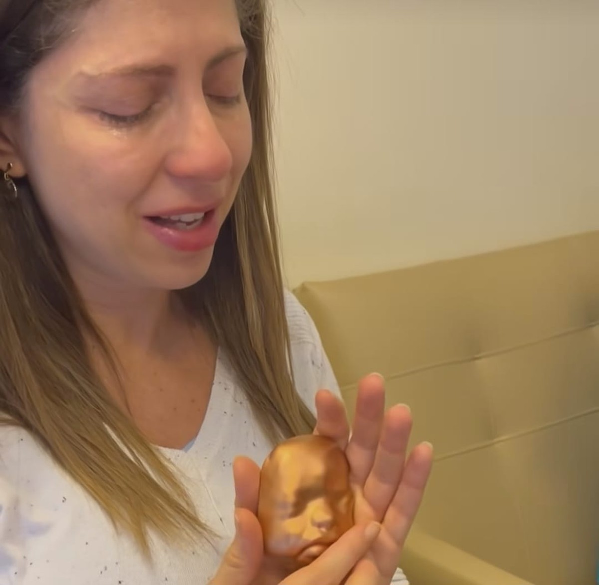 Gestante cega se emociona ao sentir rosto da filha em impressão 3D após fazer ultrassom | Tecnologia