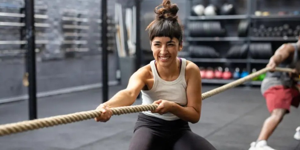 Praticar exercícios de forma regular traz benefícios para a saúde física e mental — Foto: Getty Images/BBC