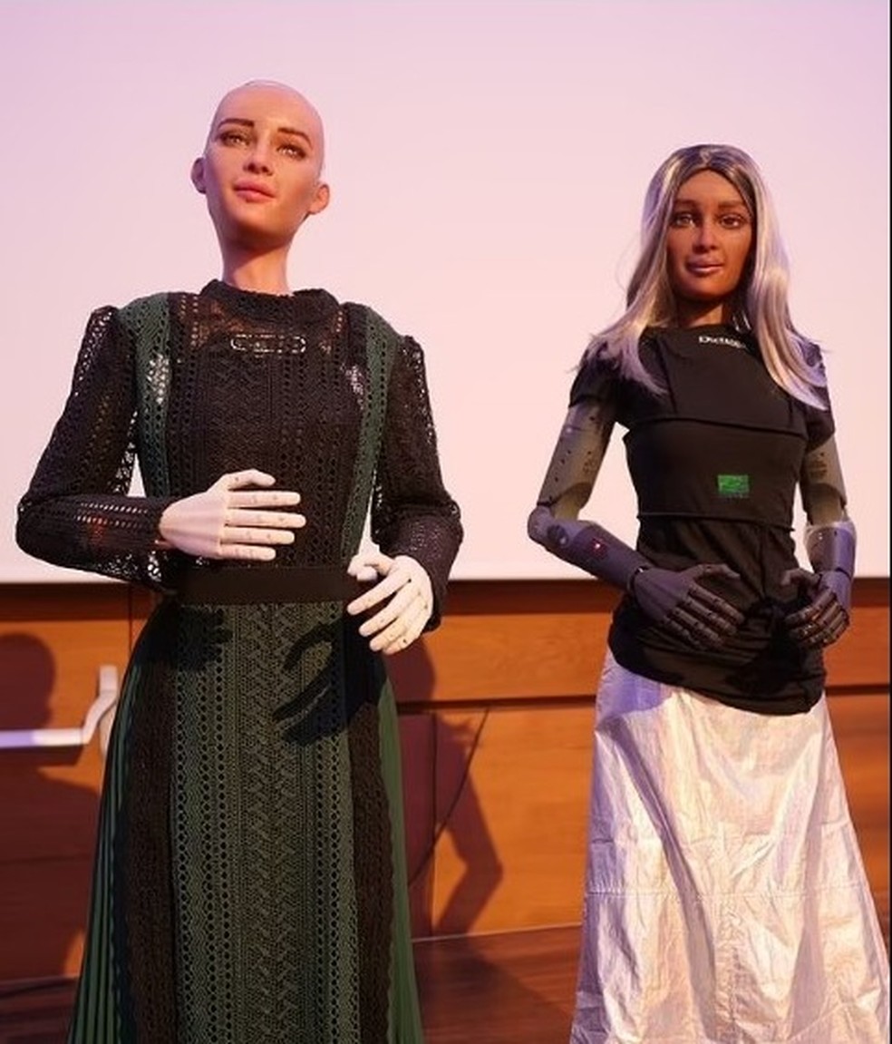 Sophia e Mika, robós humanoides desenvolvidos pela Hanson Robotics — Foto: Divulgação Dictador