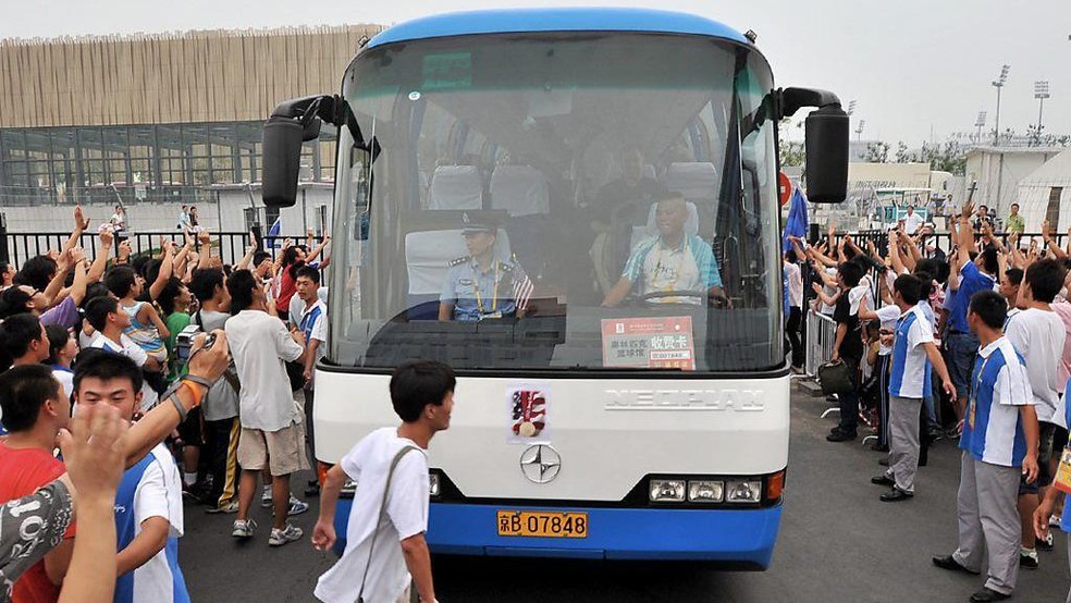 Os ônibus dos Jogos Olímpicos de Pequim marcaram a primeira incursão da China para criar uma indústria de baterias de íons de lítio para veículos elétricos — Foto: BBC News fonte