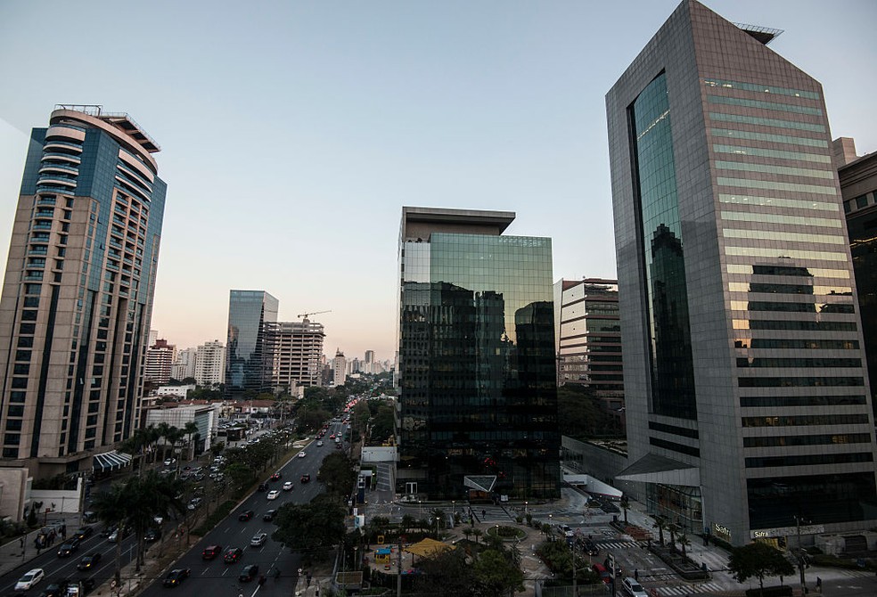 Vista aérea de trecho da avenida Brigadeiro Faria Lima, zona sudoeste de São Paulo: estudo diz que prédios podem capturar gás carbônico do armpresas do setor financeiro da capital paulista — Foto: Paulo Fridman/Getty Images