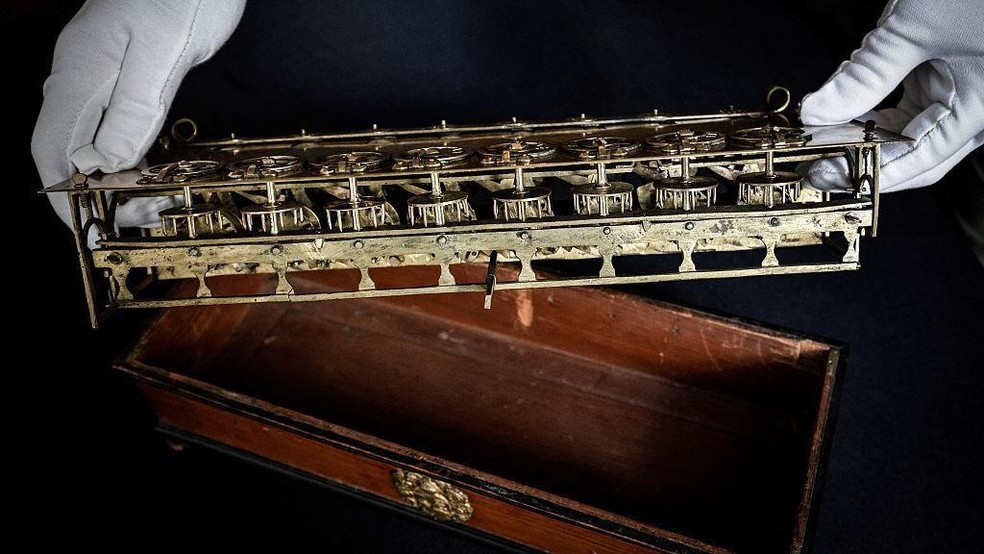 O mecanismo, criado por Blaise Pascal, era inovador, mas também difícil de fabricar — Foto: BBC News fonte