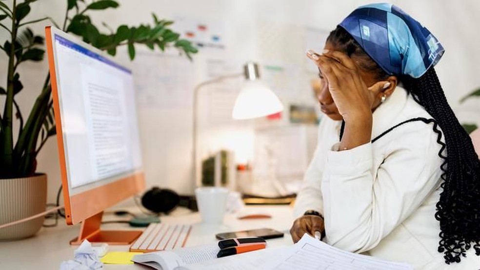 Horários rígidos podem ser complicados para profissionais neurodivergentes, com necessidades especiais ou que cuidam de outras pessoas — Foto: Getty Images via BBC