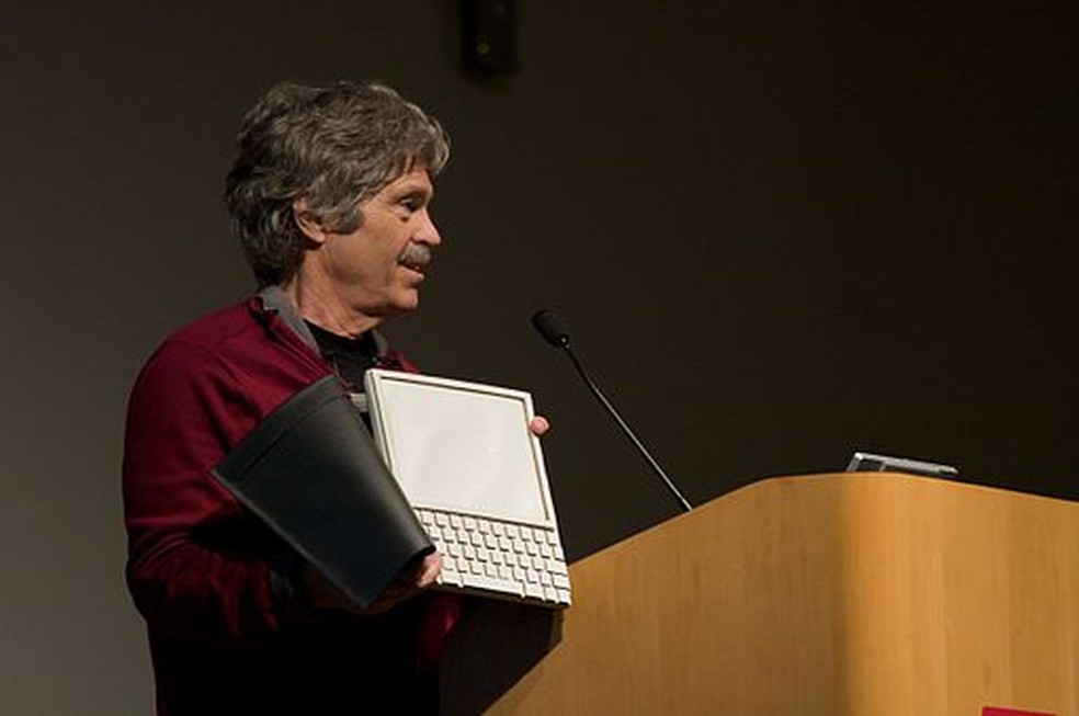 Alan Kay segurando a maquete do Dynabook, em 2008 — Foto: Marcin Wichary via Wikimedia Commons