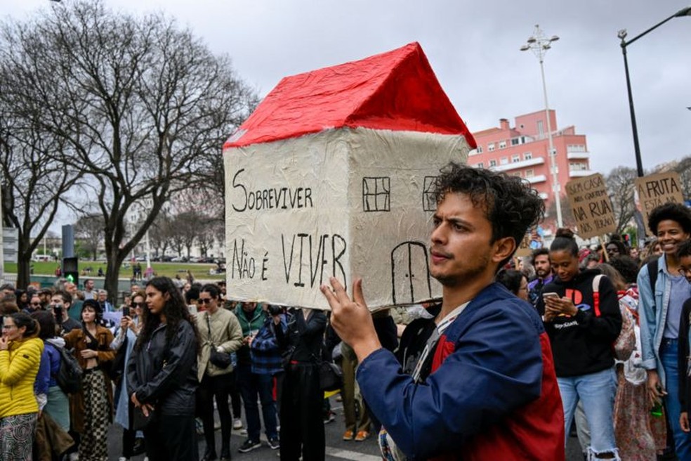 Manifestação atraiu mais de 30 mil pessoas às ruas de Lisboa em abril passado — Foto: GETTY IMAGES/VIA BBC