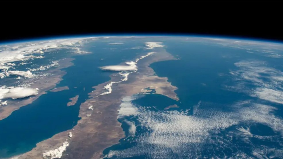 Os estados mexicanos de Baja California e Baja California Sur se estendem entre o Oceano Pacífico e o Golfo da Califórnia — Foto: Nasa