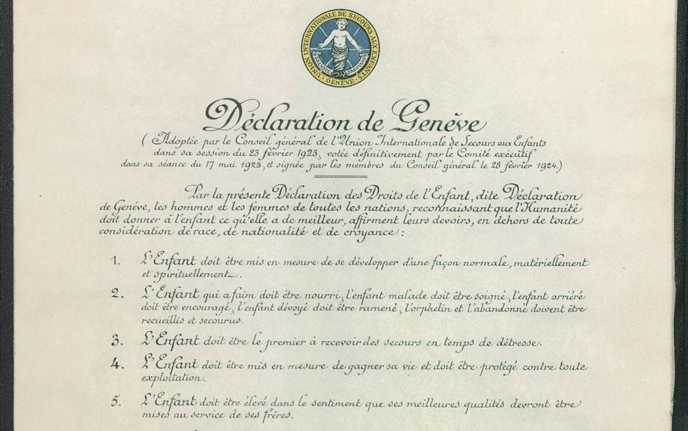 A Declaração de Genebra dos Direitos da Criança foi o primeiro texto internacional a reconhecer direitos específicos para a infância, estabelecendo que a humanidade deve à criança o melhor que puder oferecer. — Foto: BBC News fonte
