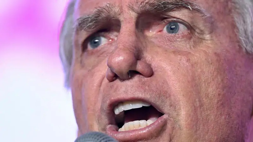 Bolsonaro afirmou que tentou abrir tornozeleira eletrônica após sofrer episódio de "paranoia" e "alucinação" em decorrência do uso combinado de medicamentos — Foto: Getty Images via BBC News
