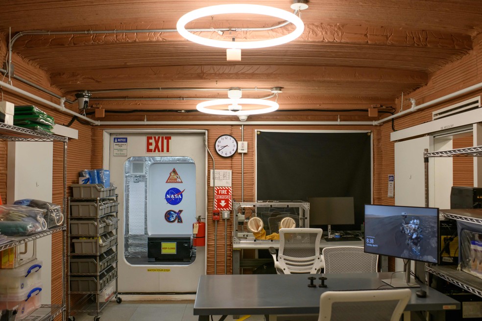 Sala de trabalho dentro do Mars Dune Alpha, o ambiente que vai simular Marte em Houston, no Texas — Foto: MARK FELIX/AFP /AFP via Getty Images