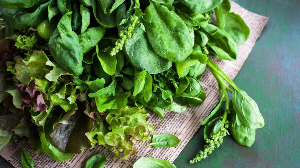 Especialistas garantem que é melhor consumir magnésio na alimentação. Os vegetais verdes são uma grande fonte de mineral. — Foto: BBC News fonte