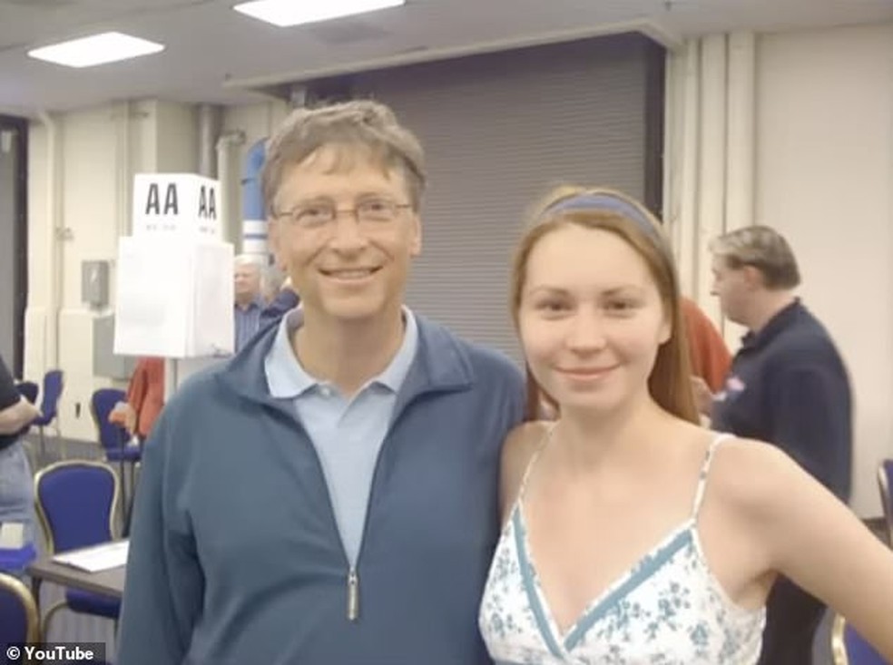 Bill Gates e Mila Antonova se conhecerem em um torneio de bridge — Foto: Reprodução/Youtube