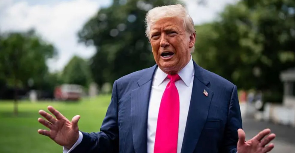 Em julho de 2025, Trump anunciou sobretaxas a produtos brasileiros por conta do julgamento do ex-presidente Jair Bolsonaro (PL) — Foto: BBC News fonte