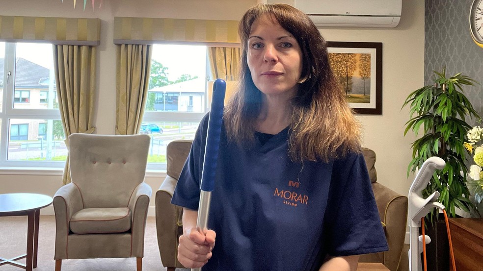 Catriona MacPhee encontrava frequentemente os moradores deitados com roupas molhadas ou lençóis sujos — Foto: BBC News fonte