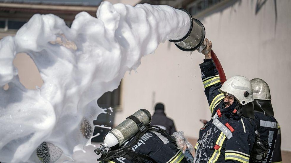 Substâncias desreguladoras endócrinas, encontradas em produtos comuns como a espuma dos extintores de incêndio, também podem aumentar o risco de câncer de tireoide, mas as evidências são contraditórias — Foto: BBC News fonte