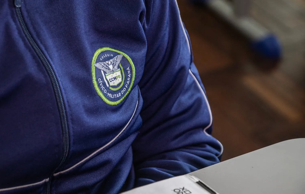 Para diretor de escola cívico-militar, modelo ajudou a criar mais disciplina — Foto: BBC News fonte