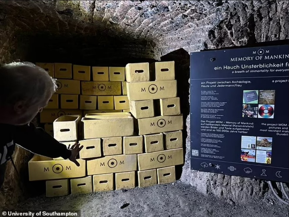 Arquivo Memory of Mankind, armazenado em uma caverna de sal em Hallstatt, na Áustria: é ali que o cristal está guardado — Foto: Universidade de Southampton