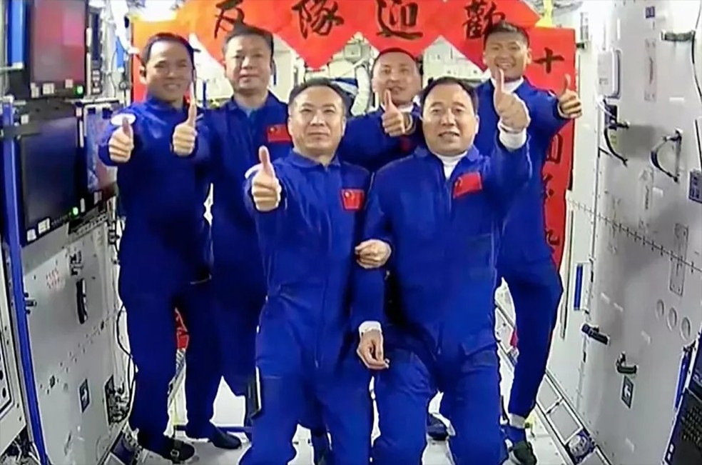 As tripulações de Shenzhou 15 e Shenzhou 16 da China se juntaram a bordo da estação espacial Tiangong do país nesta terça-feira, 30 de maio — Foto: China Manned Space Agency