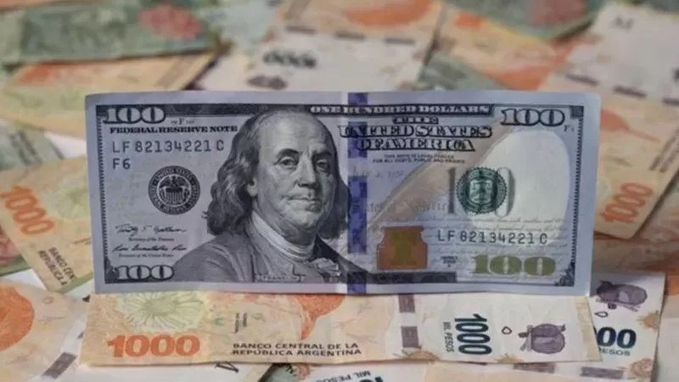 Os argentinos chamam o dólar paralelo de 'blue' — Foto: GETTY IMAGES via BBC