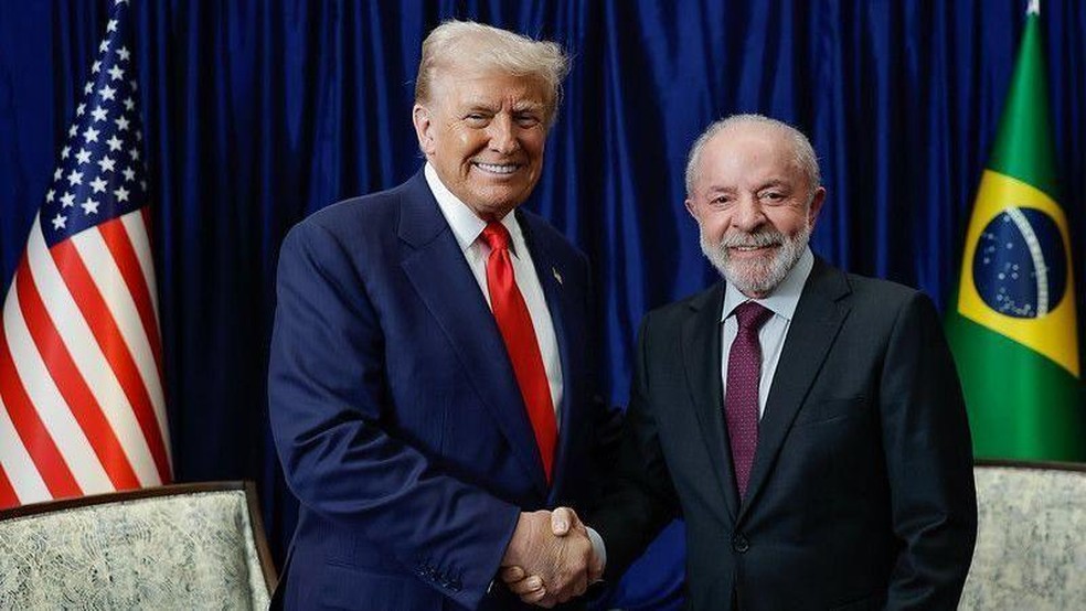 Em sua ordem executiva, Trump citou especificamente uma conversa com o presidente Luiz Inácio Lula da Silva, com quem se encontrou na Malásia em outubro — Foto: BBC News fonte