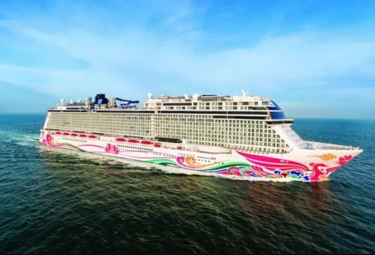 Mulher tem AVC em cruzeiro e é deixada sozinha