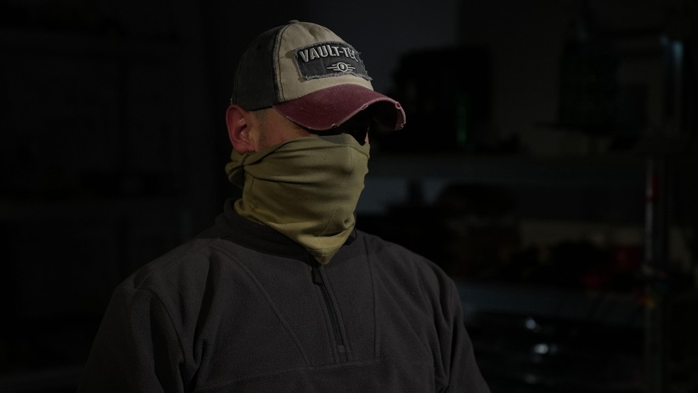 Ruslan, das Forças de Operações Especiais da Ucrânia, afirma que estão aumentando rapidamente a produção doméstica de armas. — Foto: BBC News fonte